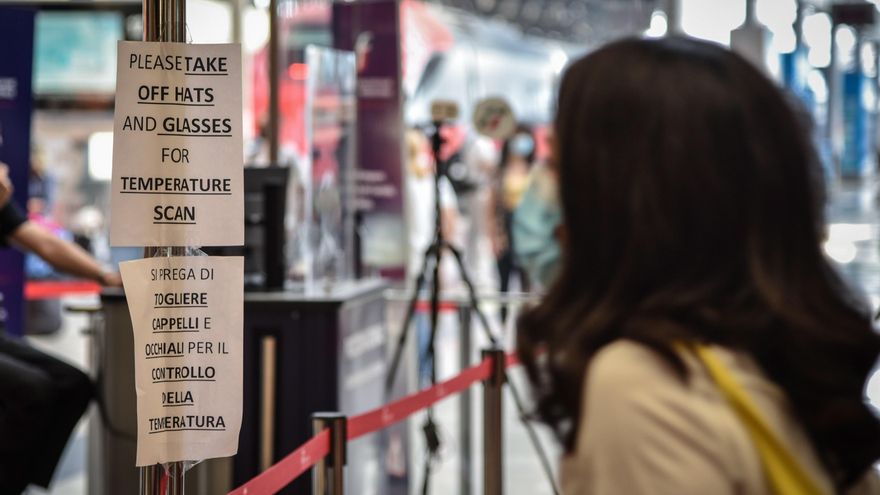 Una turista observa los carteles informativos a su llegada a Roma