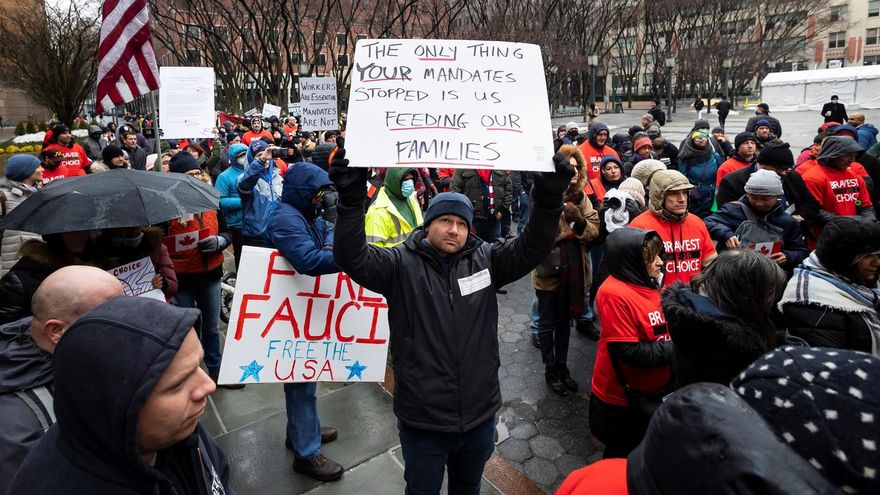 Decenas de personas que se oponen a la vacunación contra la COVID-19 fueron registradas  al protestar en Brooklyn, Nueva York.