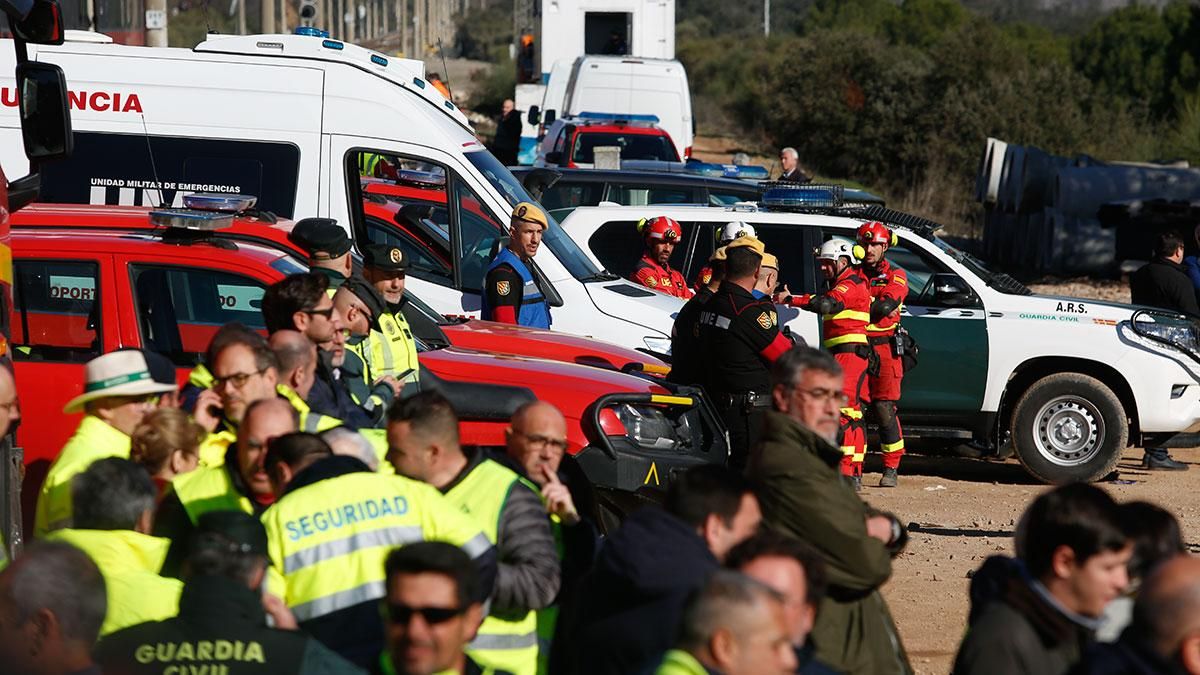 Bomberos y guardia civil trabajando en la zona