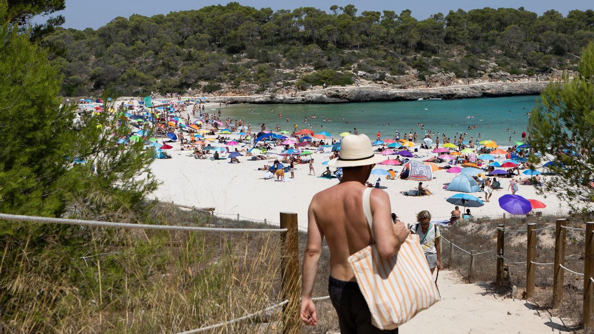 Un turista baixa fins a la platja de Cala Mondragó