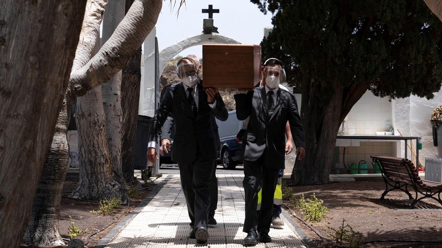 Nueve de los 24 migrantes fallecidos en la tragedia de El Hierro han sido enterrados este viernes