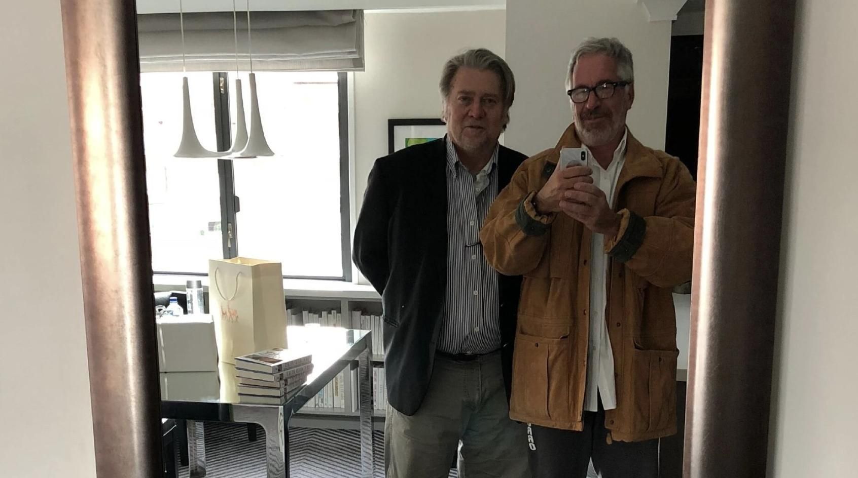 Epstein se hace una foto con Steve Bannon delante de un espejo.