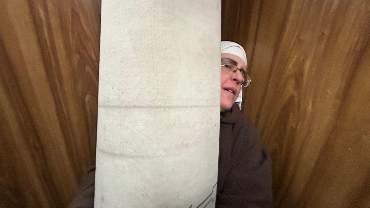 Una de las exmonjas de Belorado haciendo la mudanza hace unos días.