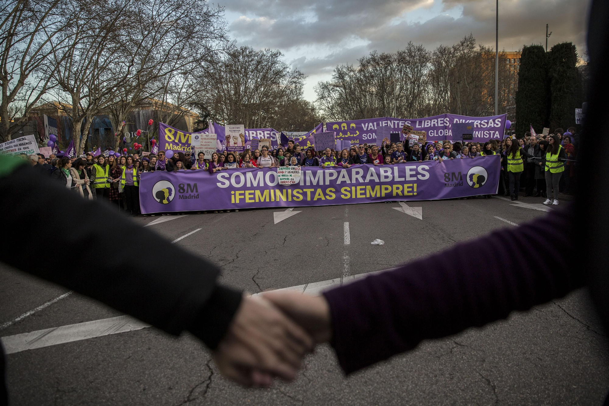Manos entrelazadas: una de las cabeceras de la marcha de Madrid, a su paso por el Paseo del Prado