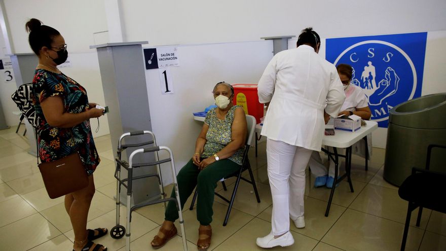Varias personas hacen fila para ser vacunadas contra la covid-19 este lunes, en un centro comercial en Panamá. EFE/Bienvenido Velasco