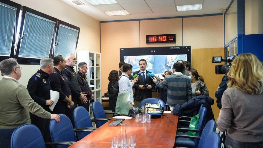 El alcalde de Córdoba, José María Bellido, junto al teniente de alcalde de Seguridad, Jesús Coca, atienden a los medios en la nueva sala de emergencias de la Policía Local.