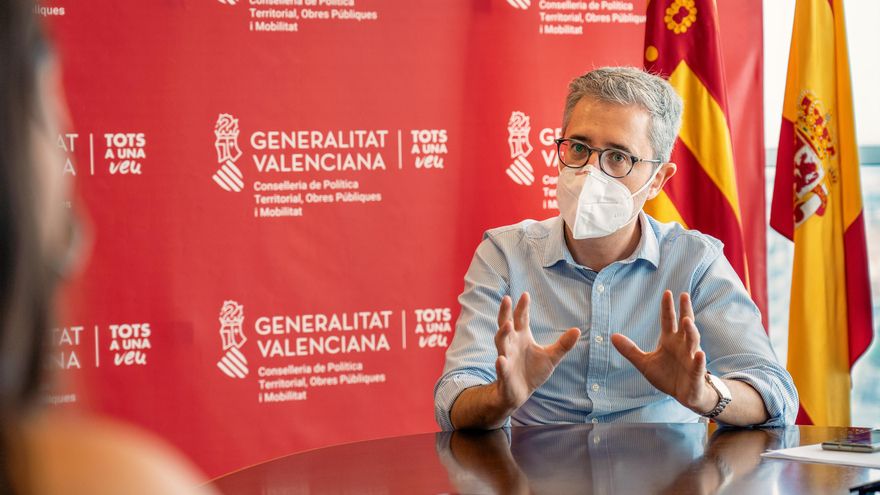 El conseller Arcadi España en su despacho.