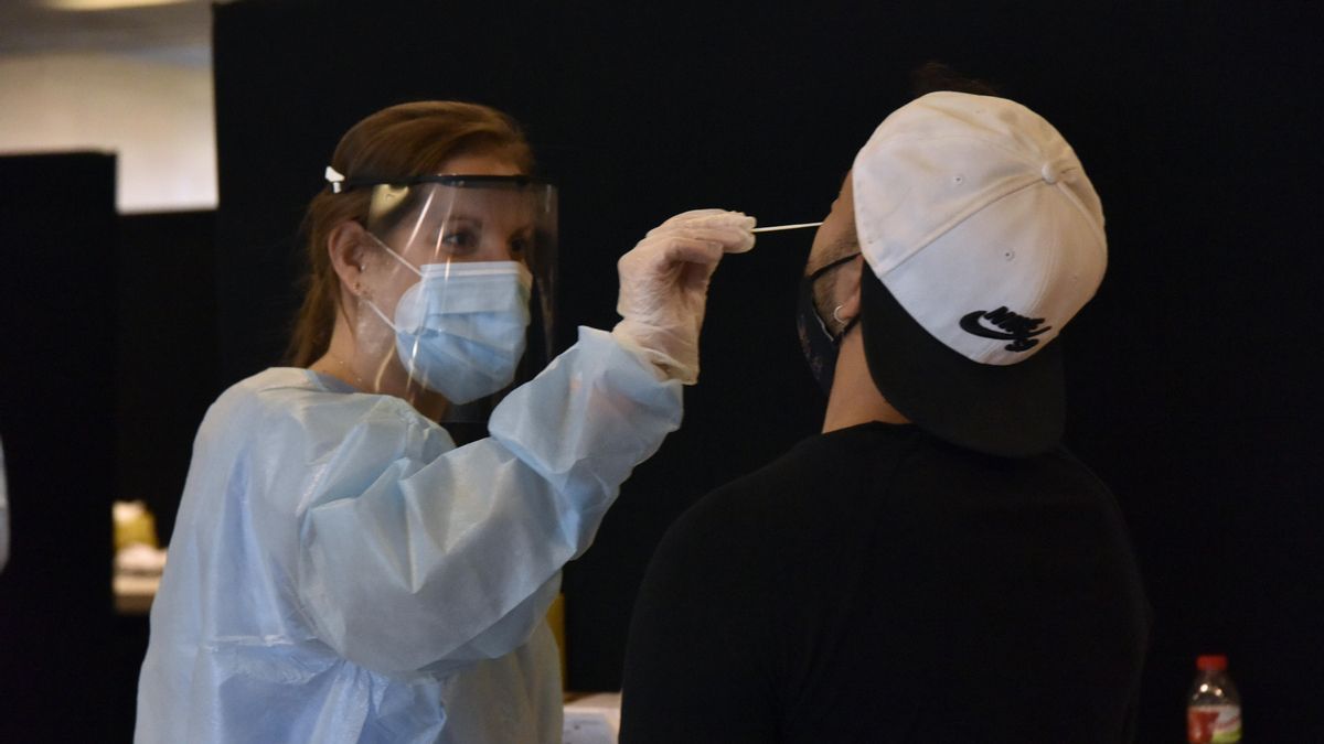 Archivo - Una trabajadora sanitaria realiza un test de antígenos en foto de archivo.