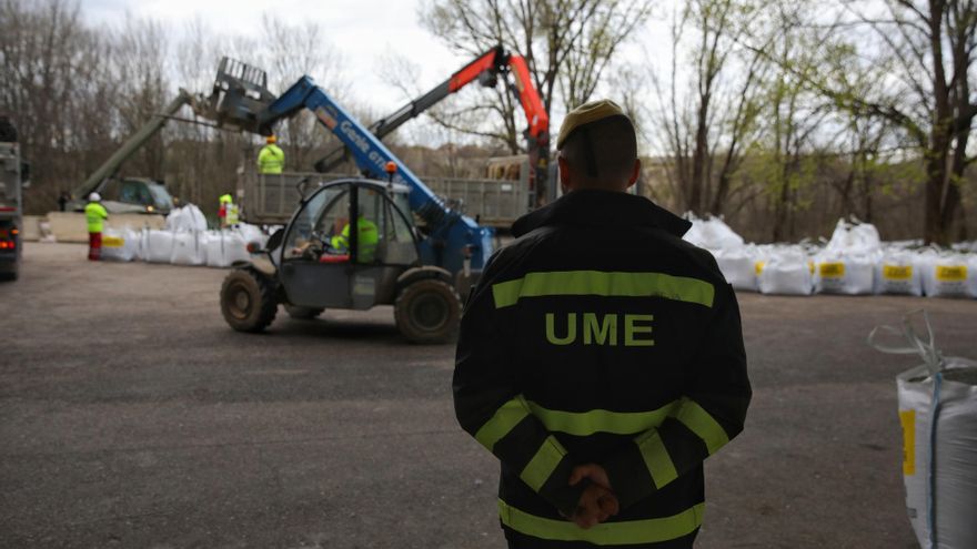 Agentes de la UME trabajan en un dique en el Hospital Nacional de Parapléjicos, a 20 de marzo de 2025, en Toledo, Castilla-La Mancha (España). Ante la crecida del río Tajo, un equipo del Primer Batallón de Intervención de la Unidad Militar de Emergencias