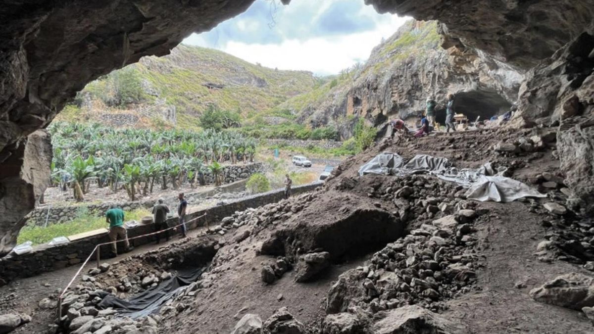 Excavación en la Cueva del Tendal (Campaña 2022).