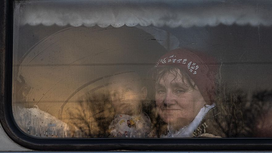 Una mujer y un bebé fueron registrados este viernes en un autobús, a su llegada a un punto de evacuación, en Zaporizhzhia (Ucrania), tras huir de las ciudades de Mariupol y Melitopol, sitiada y ocupada por el ejército ruso, respectivamente, en el sureste ucraniano. EFE/Roman Pilipey