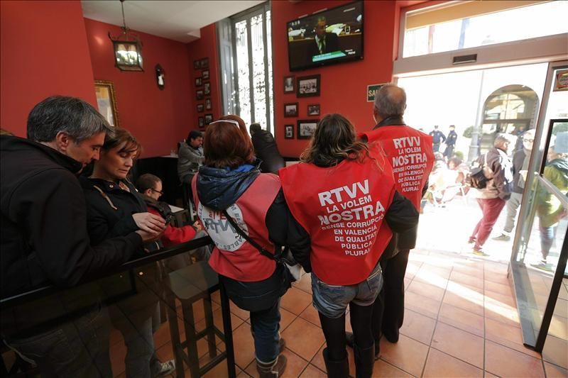 Los trabajadores de RTVV impiden el acceso al control para cerrar la emisión