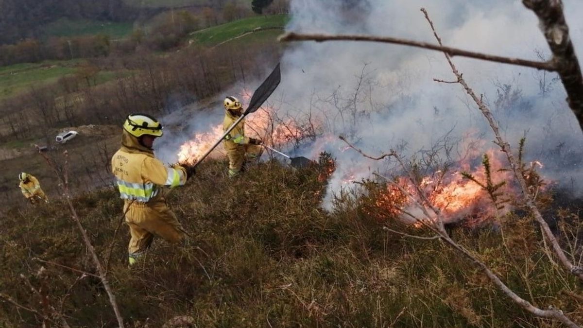 Un operativo del servicio de emergencias trabaja en la extinción de un fuego.