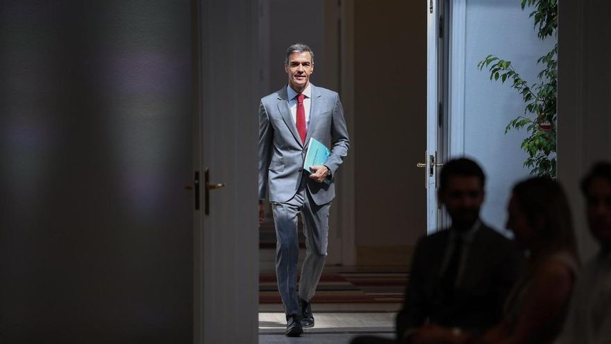 El presidente del Gobierno, Pedro Sánchez, a su llegada a la rueda de prensa en el Complejo de la Moncloa, a 28 de julio de 2026, en Madrid (España).