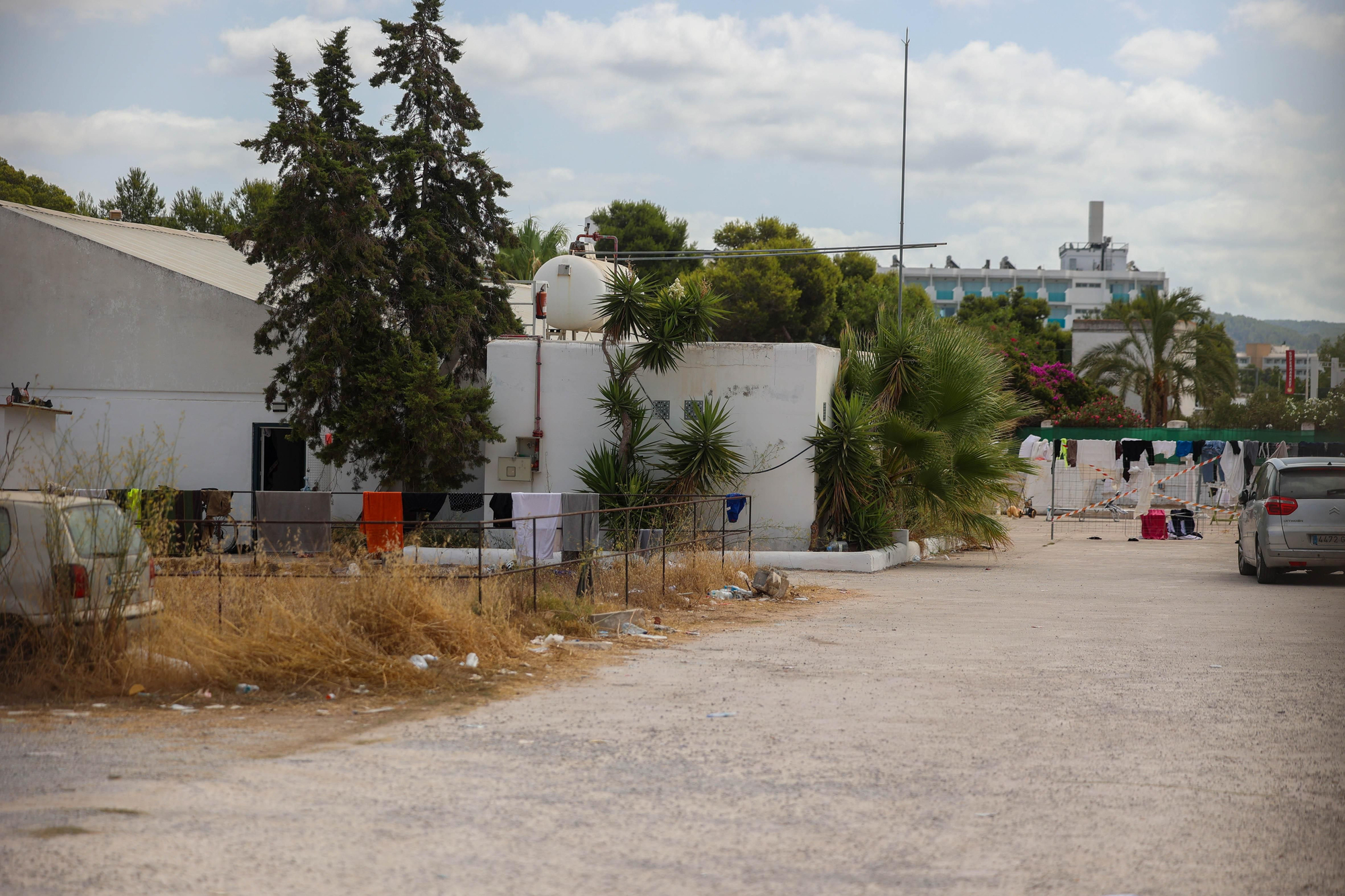 El Ayuntamiento investiga si el antiguo mercadillo hippie funciona como un_albergue ilega