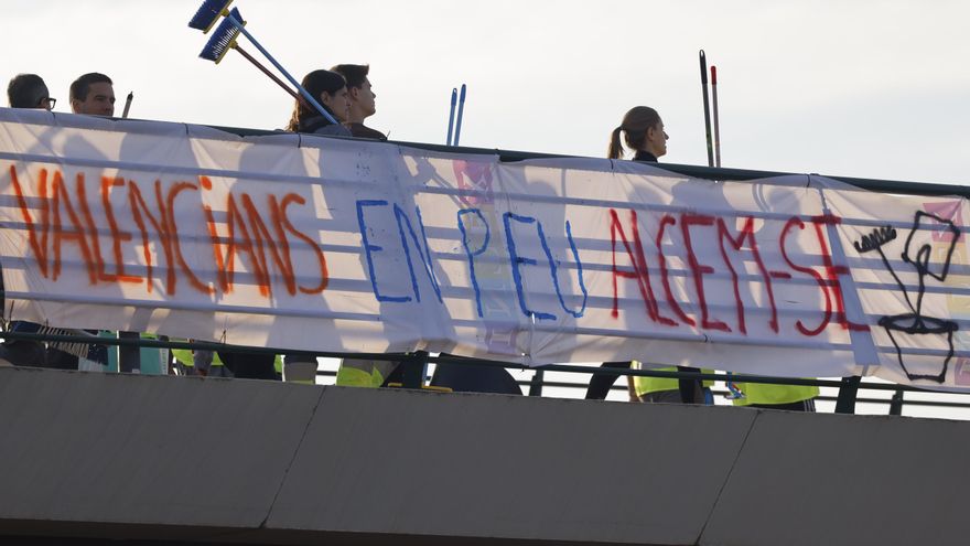 Vista de los mensajes de apoyo en la pasarela peatonal que conecta la ciudad con su pedanía de La Torre y que ha sido denominado como 'Puente de la solidaridad'