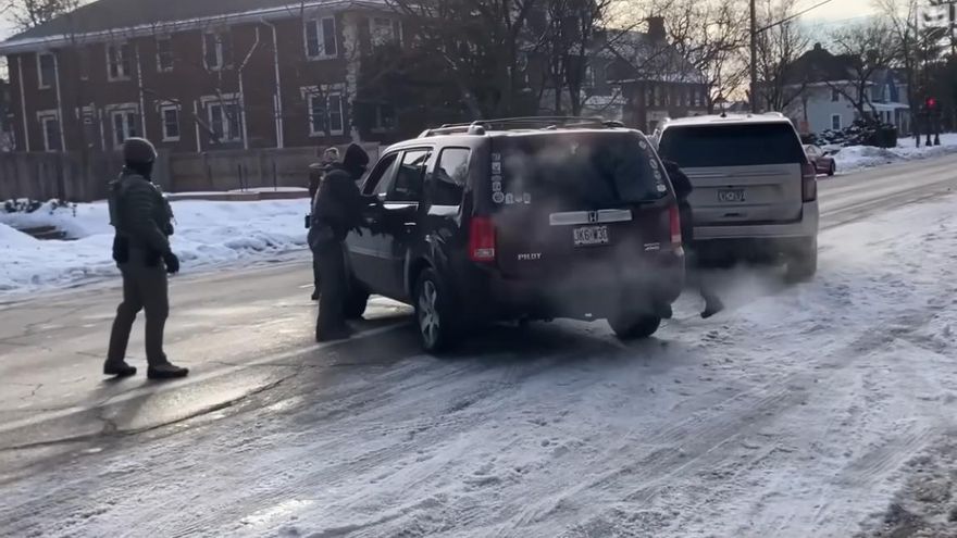 El video de la muerte a tiros de una mujer por fuerzas de seguridad en Mineápolis desmiente la versión de la Casa Blanca: ni “terrorismo” ni “ataque”