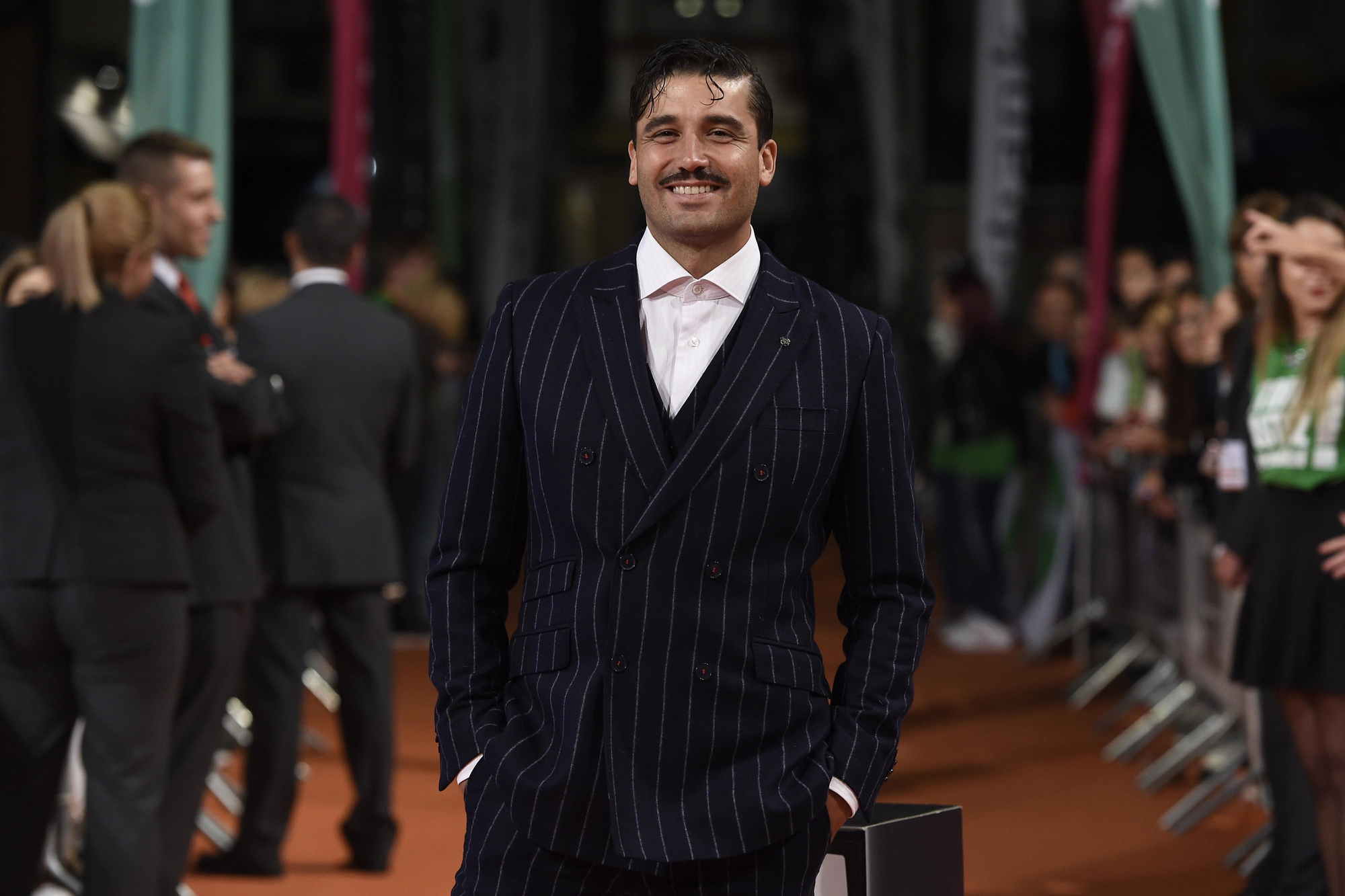 Álex García durante la presentación de Tiempos de Guerra en el FesTVal de Vitoria