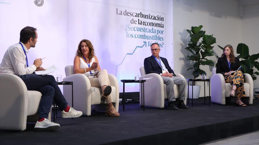 El periodista de elDiario.es Raúl Rejón modera una mesa con la participación de Assumpta Farrán, directora general de Energía del Govern de Catalunya; Carlos Bravo, experto en políticas públicas de Transporte y Medio Ambiente; y Natalia Collado,investigadora en el Center for Economic Policy - EsadeEcPol.