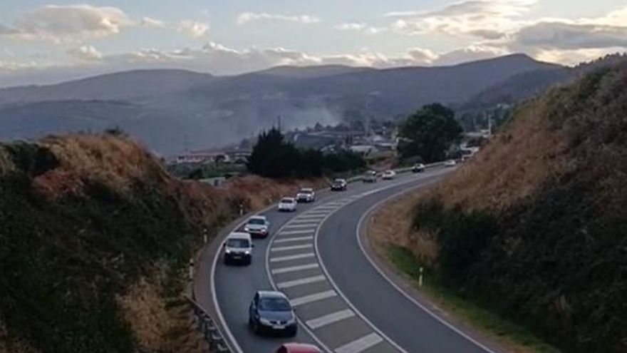 Vecinos de varios pueblos de Ourense salen en caravana para protestar por el vertedero que lleva 13 días ardiendo