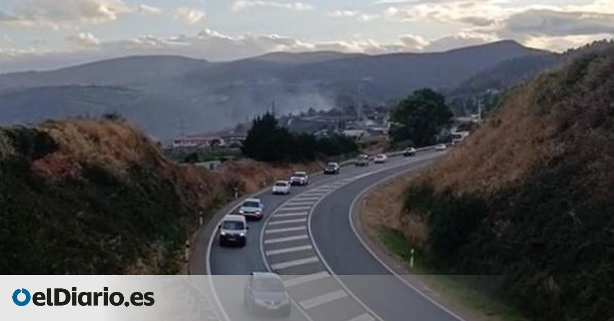 Vecinos de varios pueblos de Ourense salen en caravana para protestar por el vertedero que lleva 13 días ardiendo