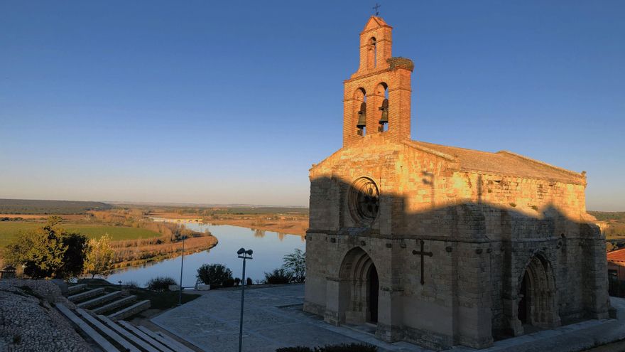 Iglesia de Santa María del Castillo, con el Duero en segundo término