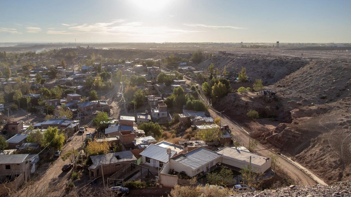 El barrio Casimiro Gómez, en la capital de Neuquén, se ubica junto a la meseta donde se encuentra un enorme vertedero.