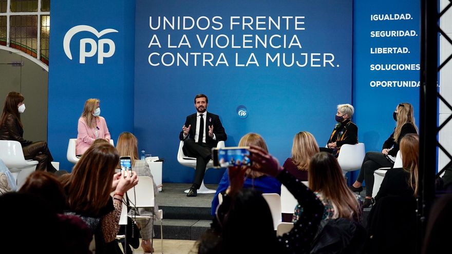 Casado hace los primeros guiños al feminismo y enfurece al sector más duro del PP