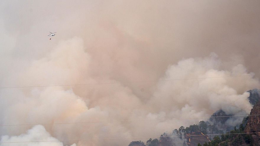 Medios aéreos del Gobierno de Canarias y del Estado se incorporan a labores de extinción del incendio de Candelaria (Tenerife)