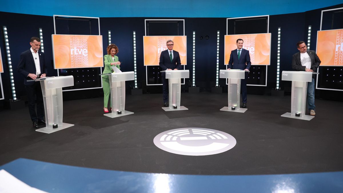 Los cinco candidatos a la Presidencia de la Junta de Andalucía, el presidente PP-A y actual presidente de la Junta, Juanma Moreno (2d); la secretaria general del PSOE-A, María Jesús Montero (2i); el portavoz del grupo parlamentario Vox, Manuel Gavira (c);