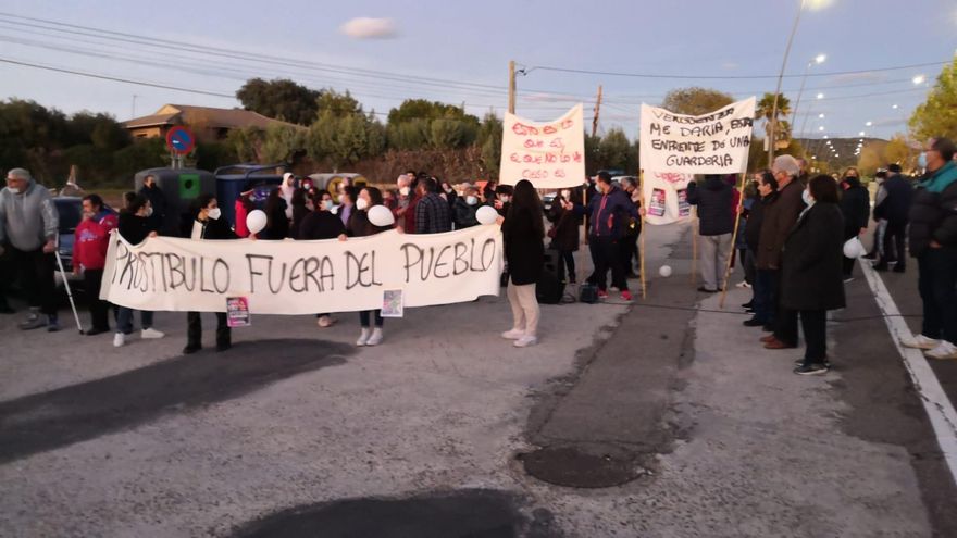 Gamonal (Toledo) se echa a la calle para cerrar "un prostíbulo disfrazado de hotel" el día de su reapertura