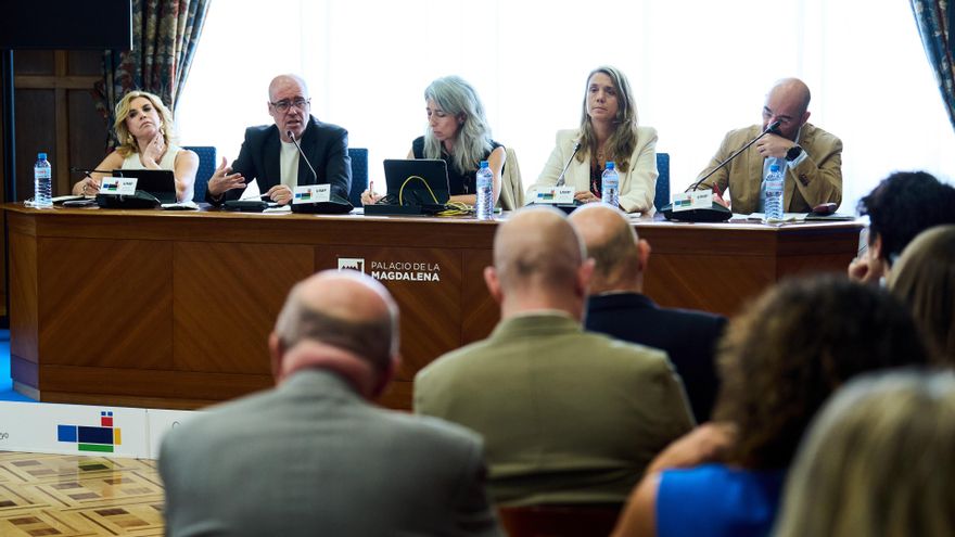 El secretario general de CCOO, Unai Sordo, en un curso de la UIMP sobre el Pacto de Toledo junto a la presidenta de CEPYME, Ángela de Miguel, y la directora del seminario, Marta Morano