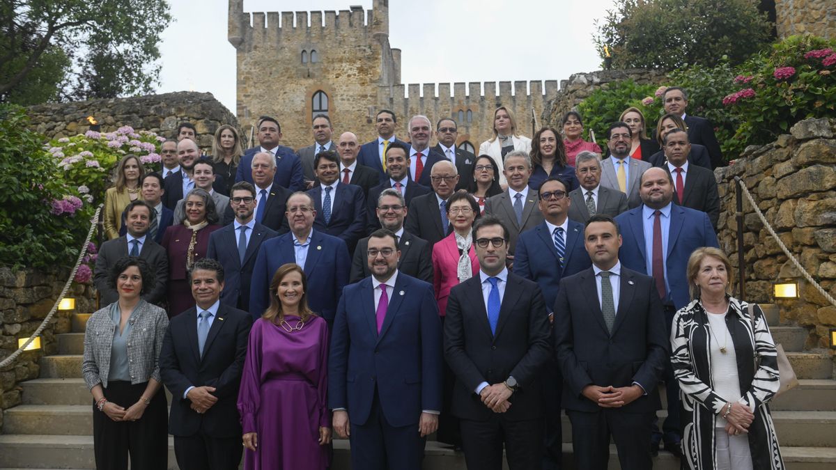 El vicepresidente primero y ministro de Economía, Comercio y Empresa, Carlos Cuerpo, tercero por la derecha, en la foto de familia durante una recepción a los participantes de la 67 Reunión Ordinaria de la Asamblea de Gobernadores del Banco Centroamericano de Integración Económica (BCIE), en Llanera (Asturias).