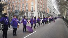La cadena humana feminista en el Paseo del Prado de Madrid