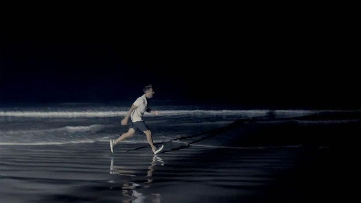 Montoya en su momento de huida corriendo por la playa