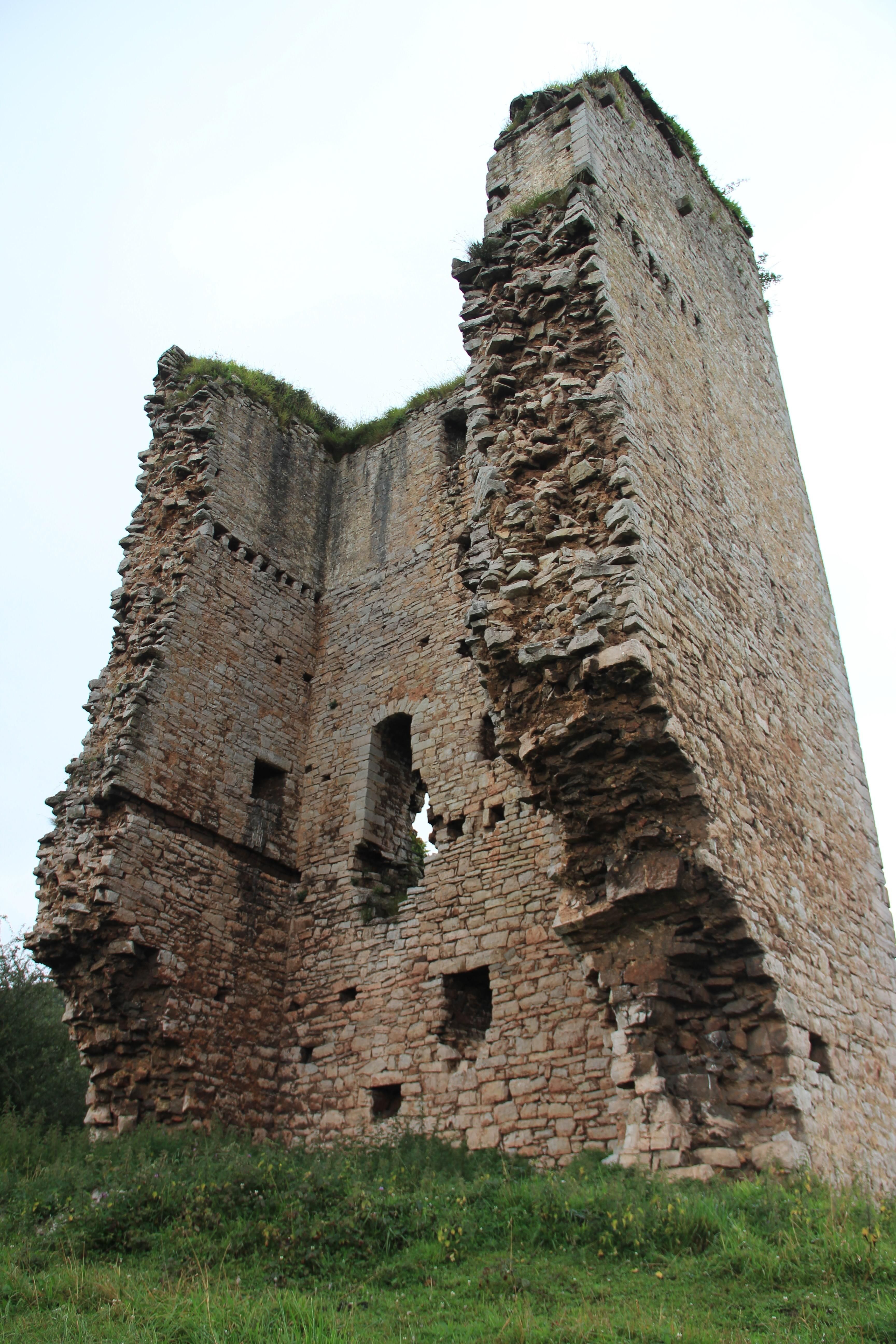Paredes de dentro del Torreón de Peñerudes.