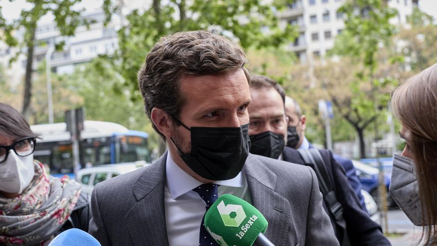 El presidente del PP, Pablo Casado, responde a los medios a su llegada a la clausura del Foro #NextGenerationEU Spain organizado por la Fundación Concordia y Libertad, a 26 de abril de 2021, en Madrid, (España). Casado participa en este foro la misma sema