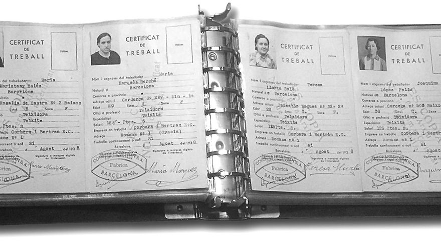 Fichas de trabajadoras de la fábrica textil Corbera i Bertran, de 1938, con el sello de empresa colectivizada
