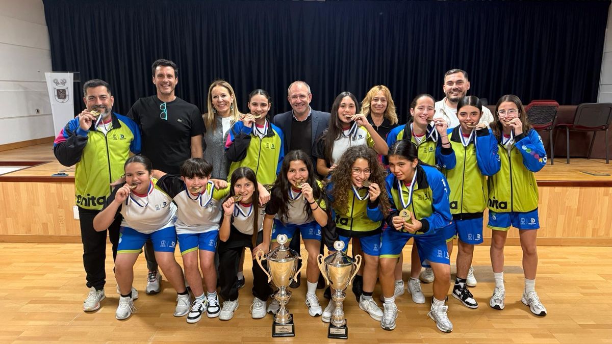 El Cabildo reconoce a las subcampeonas de Canarias sub-14 de fútbol salañal