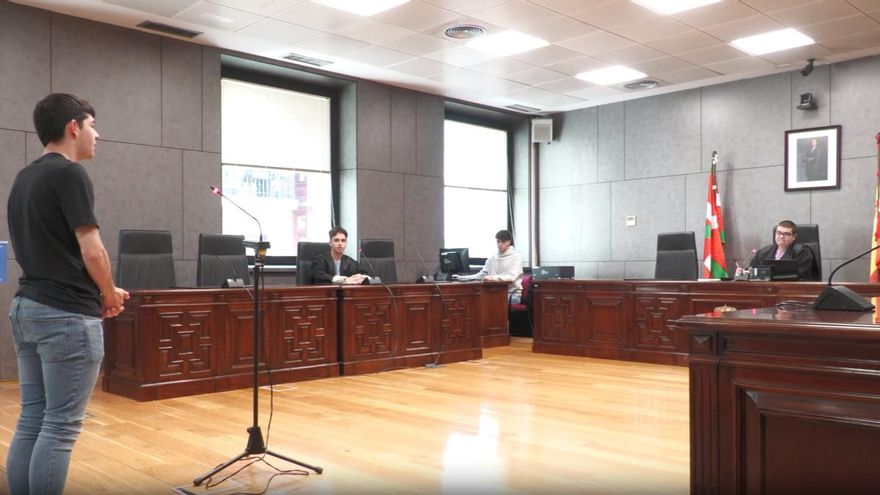Llevar el aula a los juzgados para aprender de la vida: adolescentes simulan en Bilbao un juicio sobre ciberacoso