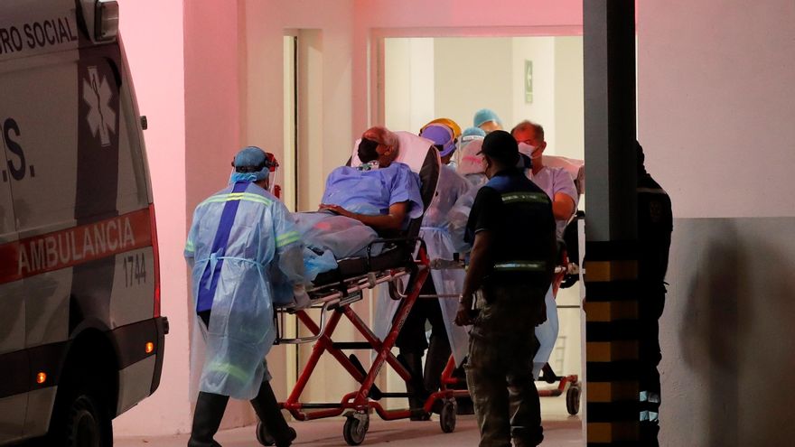 Un paciente con la COVID-19 es trasladado al Hospital COVID, en la 'Ciudad de la Salud' en ciudad de Panamá (Panamá), en una fotografía de archivo. EFE/Bienvenido Velasco