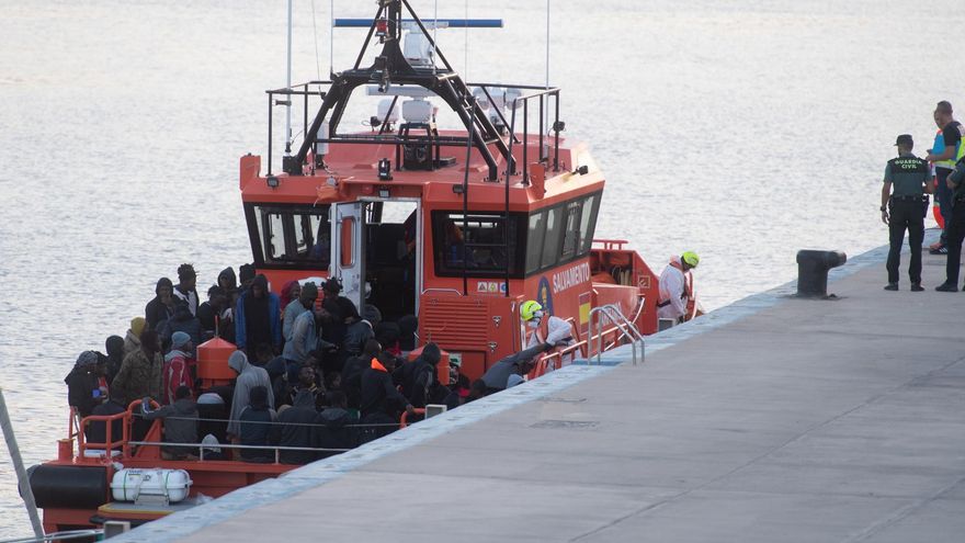 Migrantes llegados a Lanzarote esperan en el garaje de una comisaría ante la falta de recursos