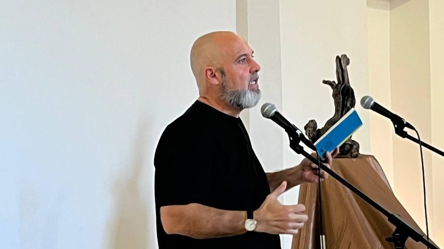Javier Mateo, educador social y exconcejal de Toledo, uno de los organizadores del homenaje, junto a Juan Carlos Villacampa, artista plástico