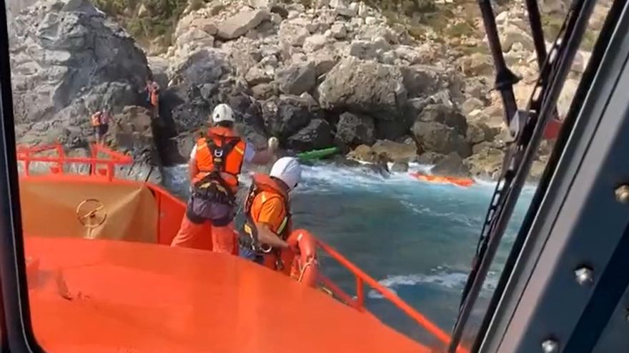 Salvamento Marítimo rescata a tres personas en kayak en las rocas en Mallorca.