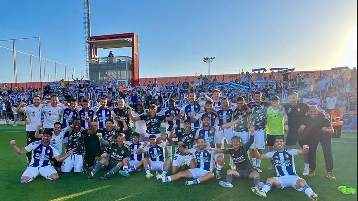 Plantilla de la Deportiva Ponferradina, celebrando la clasificación para la final por el ascenso a Segunda División tras eliminar al Atlético Madrileño.