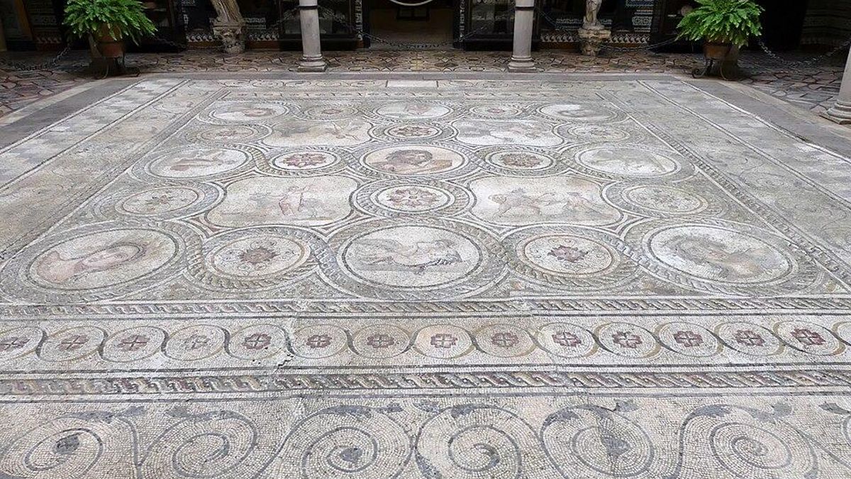 Mosaico en el suelo del patio principal del Palacio de la Condesa de Lebrija.