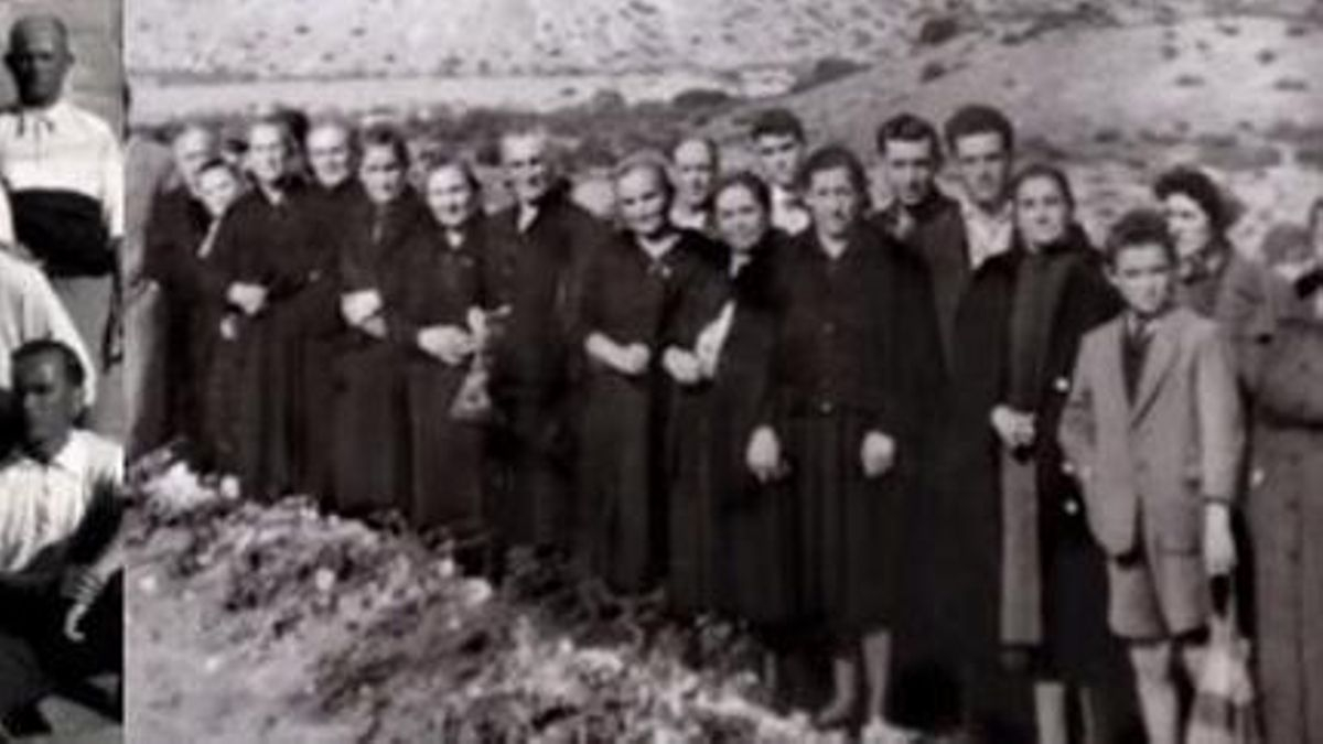 Represaliados en La Barranca. A la izquierda, hombres de Casalarreina; a la derecha, las Mujeres de Negro