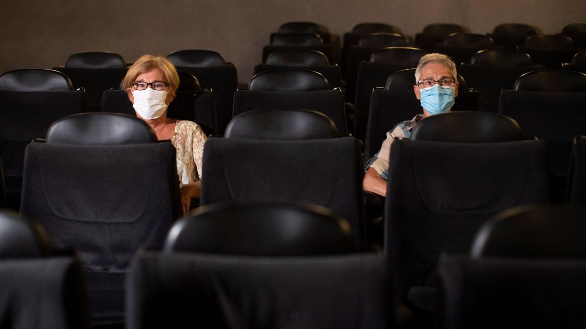 Dos espectadores en una sala de cine.EFE/ Marta Pérez/ Archivo