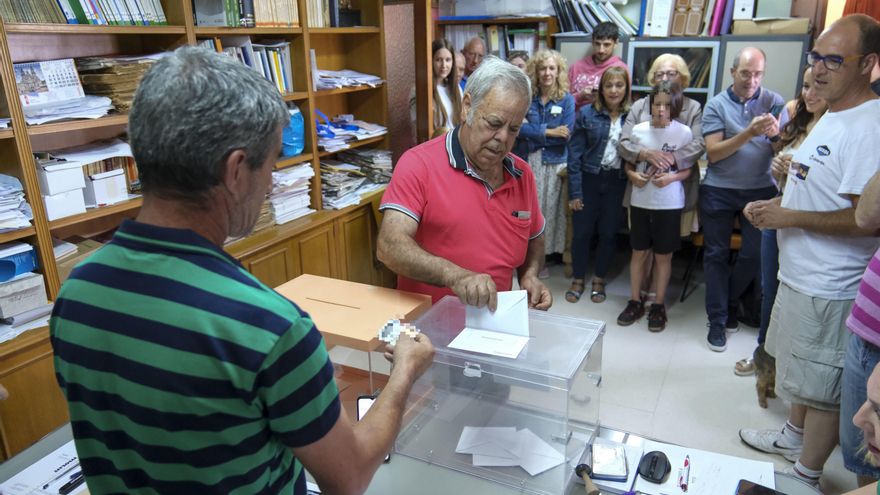 Jesús Garido ha sido el que ha protagonizado la anécdota del dial al dejar caer el voto cuando intentaba meterlo rápidamente, los 7 censados en el pequeño municipio riojano de Villarroya han vuelto a ser los primeros en cerrar la urna en un tiempo récord de 26 segundos. EFE/Fernando Díaz