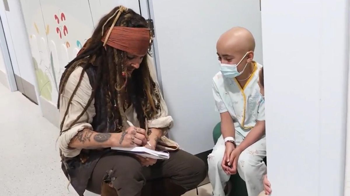 Depp firmando un autógrafo a una paciente del hospital Niño Jesús